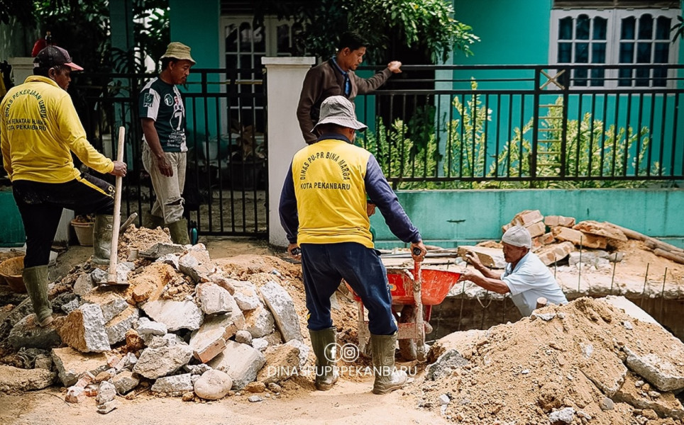 PUPR Pekanbaru Perbaiki Drainase Jalan Lembah Raya
