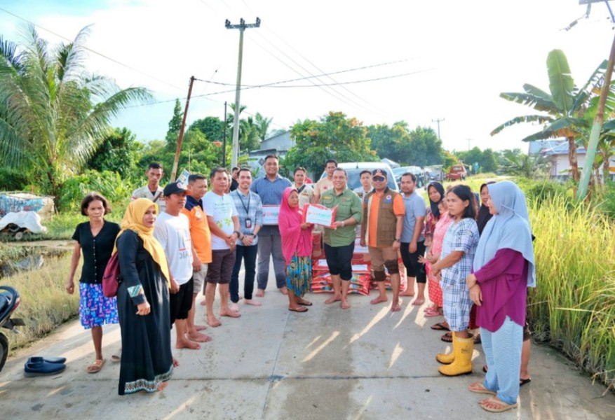 Warga Korban Banjir di Pekanbaru Terima Bantuan Sembako Dari BRK Syariah