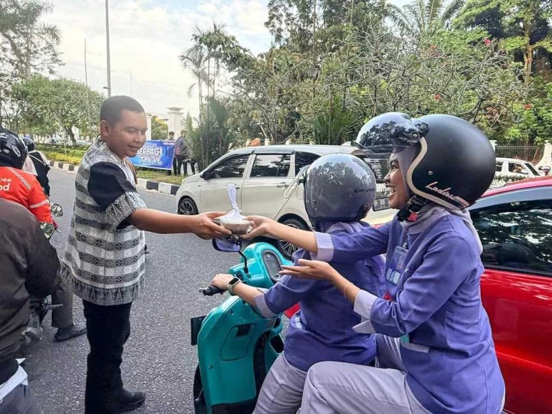 Bapenda Pekanbaru Bagikan 6.000 Paket Takjil Gratis