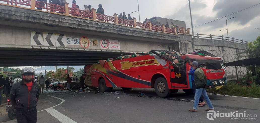 Bus AKAP Tabrak Flyover di Padang Panjang, 17 Penumpang Luka-Luka