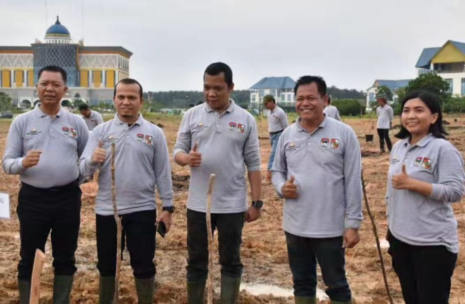 Sabarudi Ikut Tanam Pohon di Rangkaian Raker Apeksi Pekanbaru