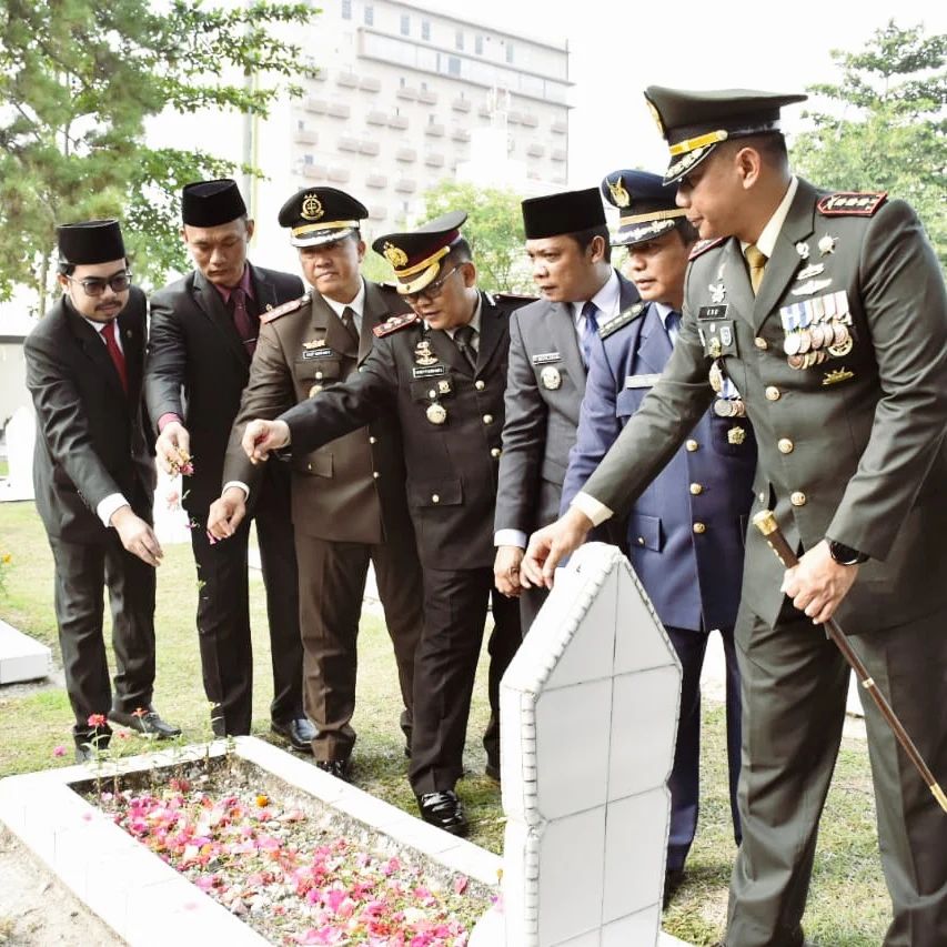 Ginda Burnama Berziarah Ke TMP Kusuma Darma