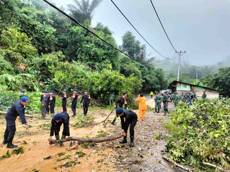 Banjir dan Longsor di Lima Puluh Kota, Lalu Lintas Sumbar-Riau Putus