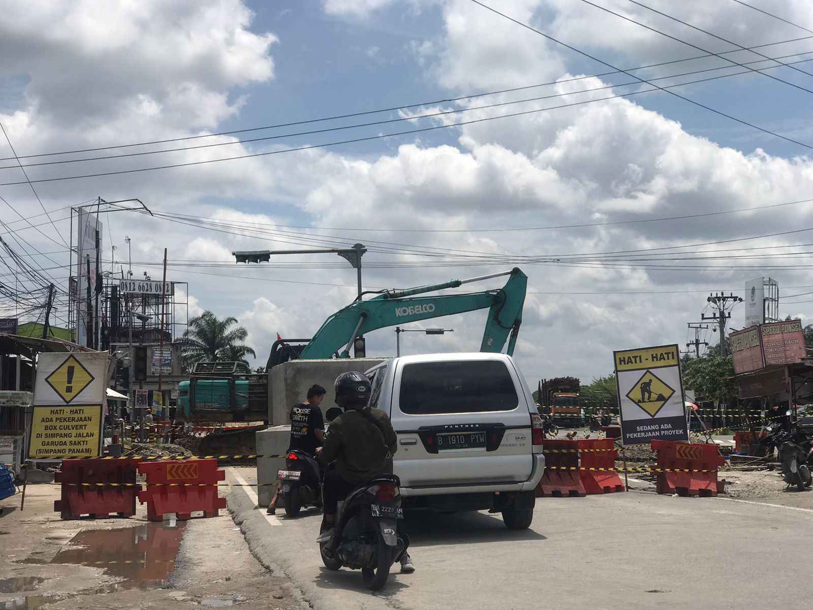 Pembangunan Box Culvert di Simpang Garuda Sakti, Arus Lalin Dialihkan