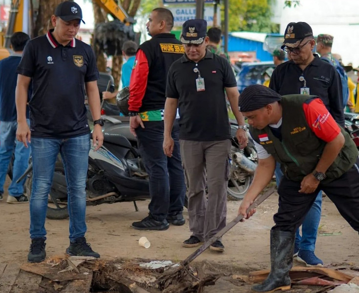 Kepala Dinas PUPR Pekanbaru Tinjau Drainase Tersumbat di Payung Sekaki
