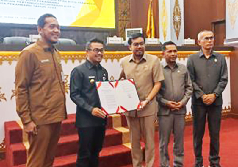Pimpinan DPRD Pekanbaru Ikuti Paripurna Pengesahan LKPJ 2023