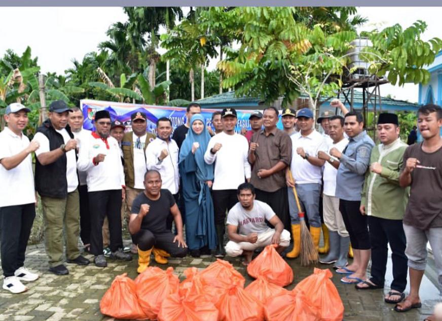 Tengku Azwendi Ikut Gotong Royong di Rumbai