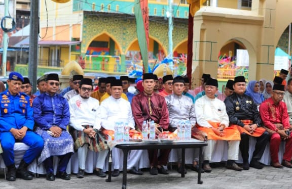 Wakil Ketua DPRD Ginda Burnama Ziarah ke Makam Marhum Pekan