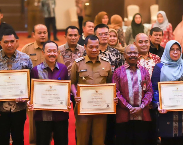 Terima Penghargaan Anugerah Kualitas JPT, Kepala BKPSDM Dampingi Pj Walikota