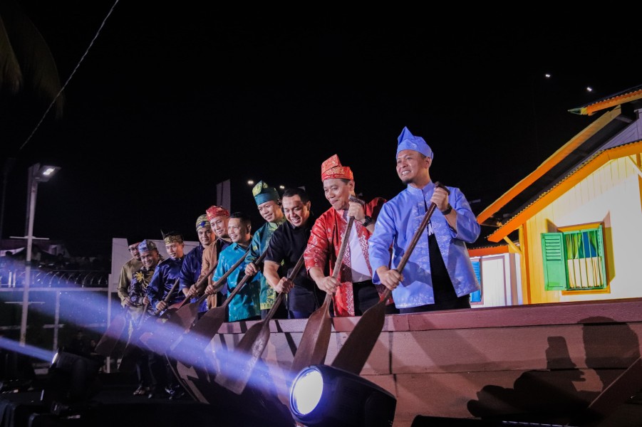 Wako Pekanbaru Tirukan 'Aura Farming' Pacu Jalur di Pentas Budaya Rumah Tuan Kadi