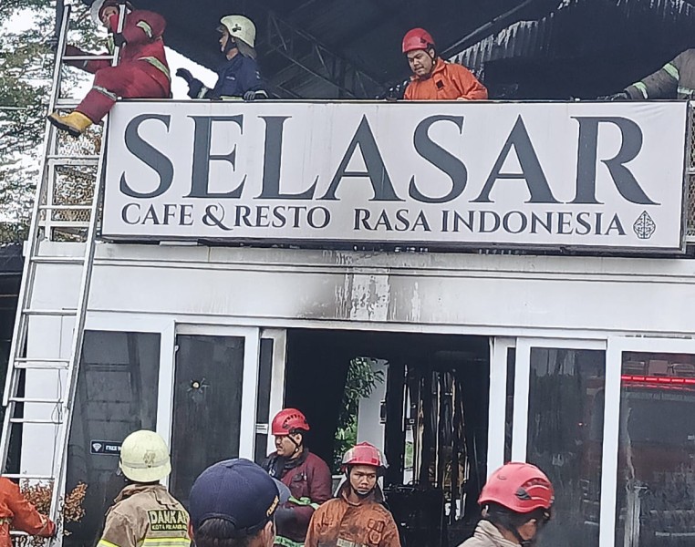 Kafe 2 Lantai di Pekanbaru Terbakar, 6 Mobil Damkar Dikerahkan