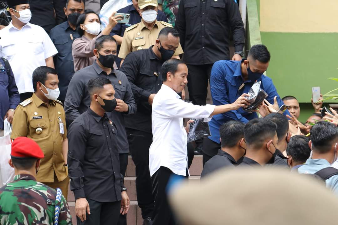 Sambangi Pasar Bawah, Presiden Jokowi Disambut Teriakan Histeris Emak-emak