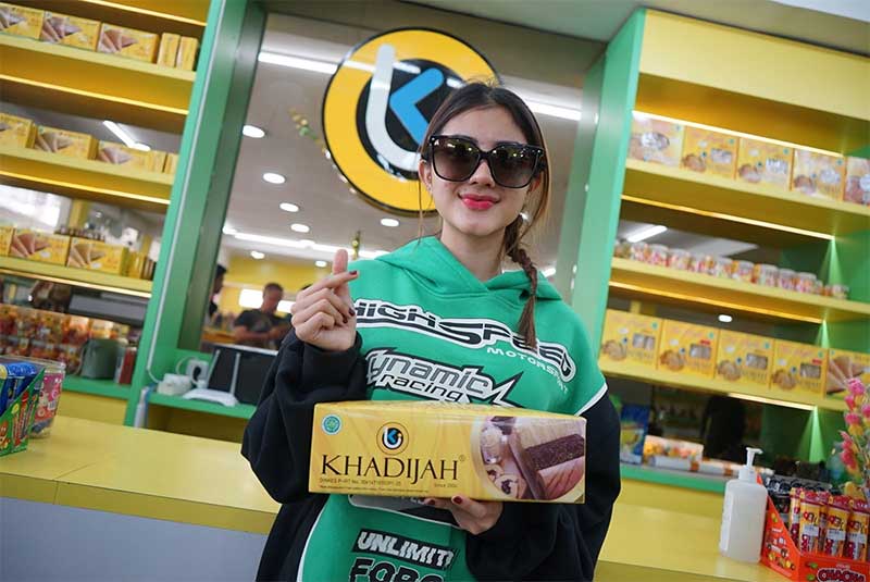 DJ Gea Youbi Borong Oleh-oleh Khas Pekanbaru