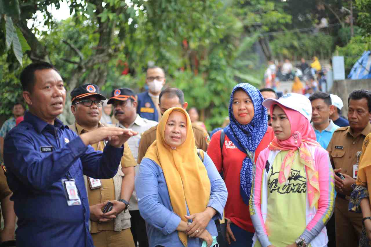 Ketua TP PKK Pekanbaru Serahkan Bantuan ke Ratusan KK Korban Banjir