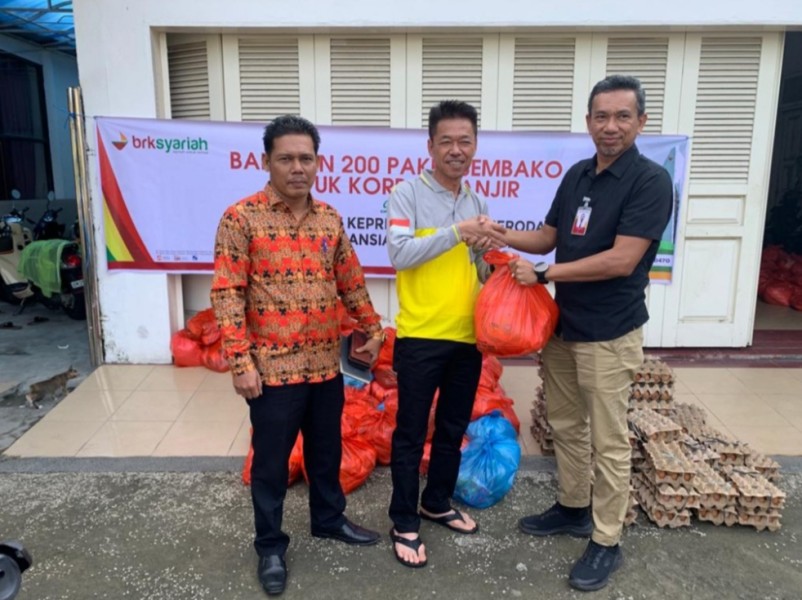 BRK Syariah Salurkan 200 Paket Sembako Ke Warga Korban Banjir di Rohil