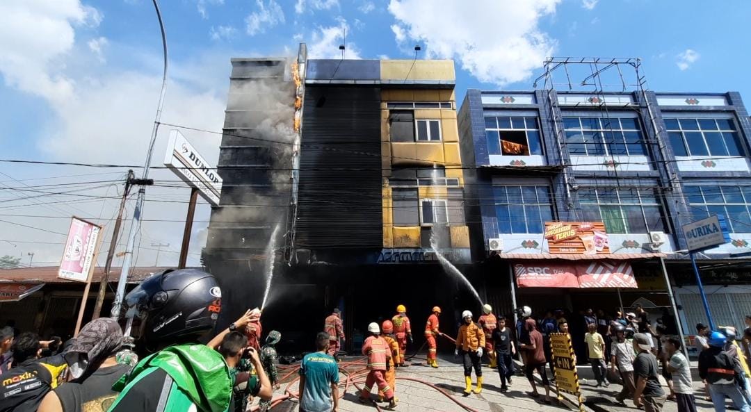 Diduga Akibat Kebocoran Tanki, 2 Ruko Jual Ban Kendaraan Hangus Terbakar