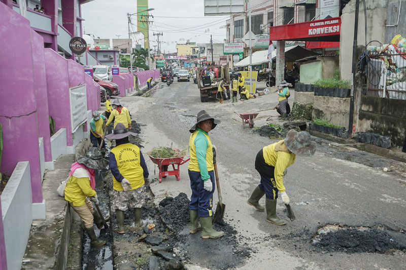 PUPR Pekanbaru Keruk Drainase Jalan Puyuh Mas