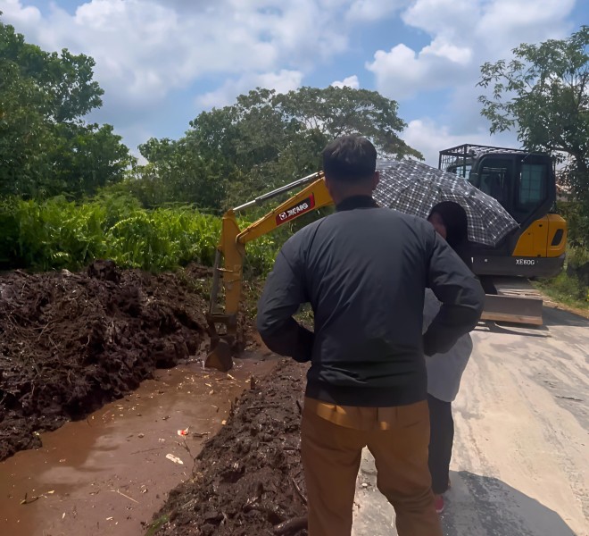 Rawan Banjir, PUPR Pekanbaru Keruk Drainase Jalan Darma Bakti Sepanjang 6 Kilometer
