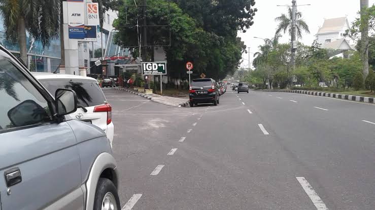 Gratis, Parkir Kendaraan di Jalan Diponegoro Diizinkan Saat Jam Tertentu