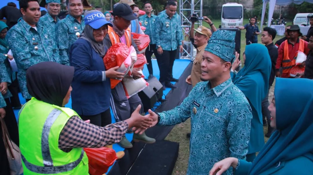 Wako Agung Bagikan Ribuan Paket Sembako ke Masyarakat di HKG PKK Pekanbaru ke-54