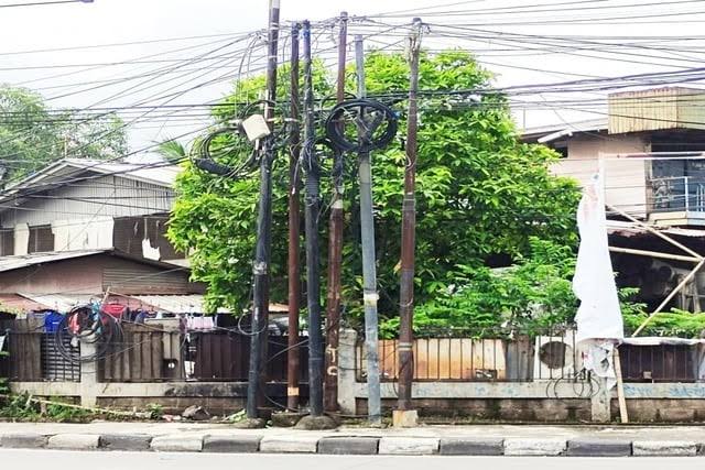 Hanya 6 Perusahaan Punya Izin, Tiang Kabel Optik Tak Beraturan Ditertibkan