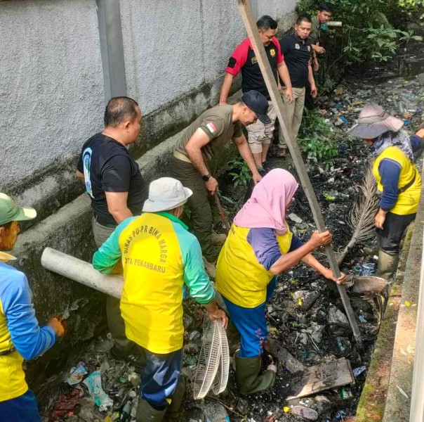Peduli Lingkungan, Satpol PP Pekanbaru Gelar Operasi Tertib Hukum Saluran Air