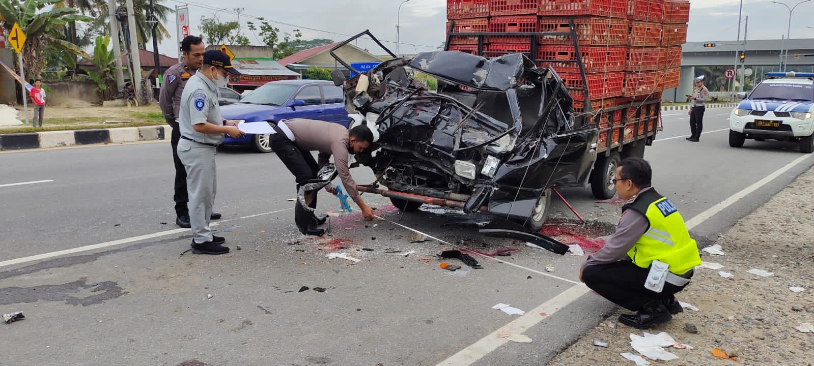 Hantam Truk Parkir, Supir dan 2 Penumpang L300 Tewas di Lintas Pekanbaru - Bangkinang