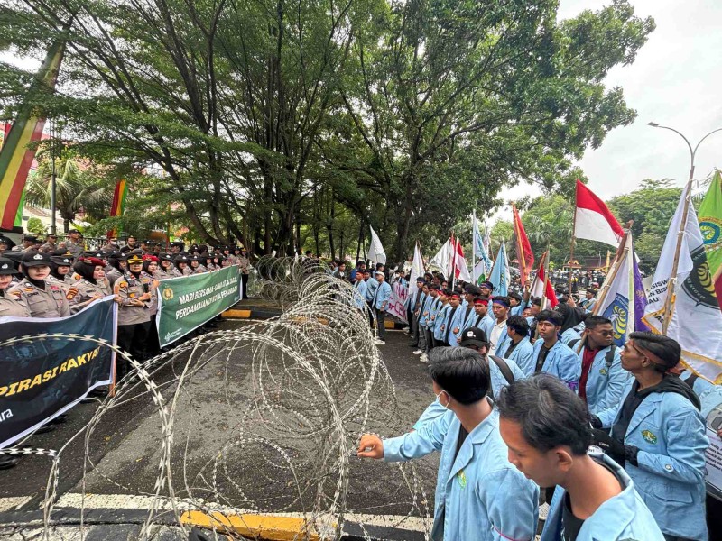 Geruduk Kantor DPRD Riau, Ribuan Massa Teriakan Reformasi