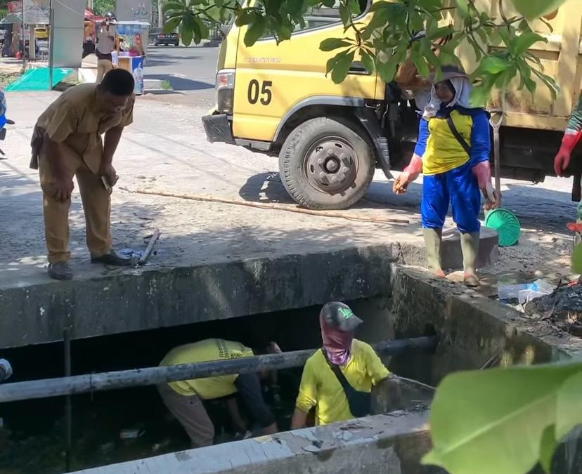 PUPR Pekanbaru Lakukan Normalisasi Drainase di Jalan Jendral Sudirman