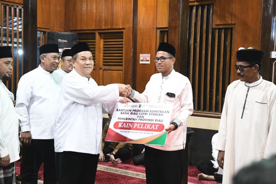 Safari Ramadan di Rohul, Plt Gubri Serahkan Bantuan CSR BRK Syariah