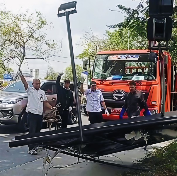 Bapenda Pekanbaru Bongkar Reklame di Soekarno-Hatta