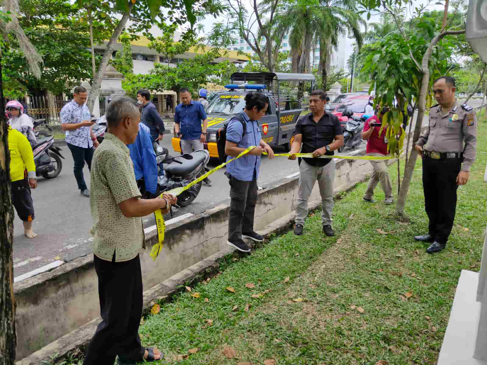 Geger, Mayat Ditemukan Terkapar Disamping Rumah Dinas Gubernur Riau