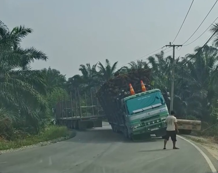Truk Balak Patah As Roda, Jalinsum Pekanbaru-Kandis Macet Parah