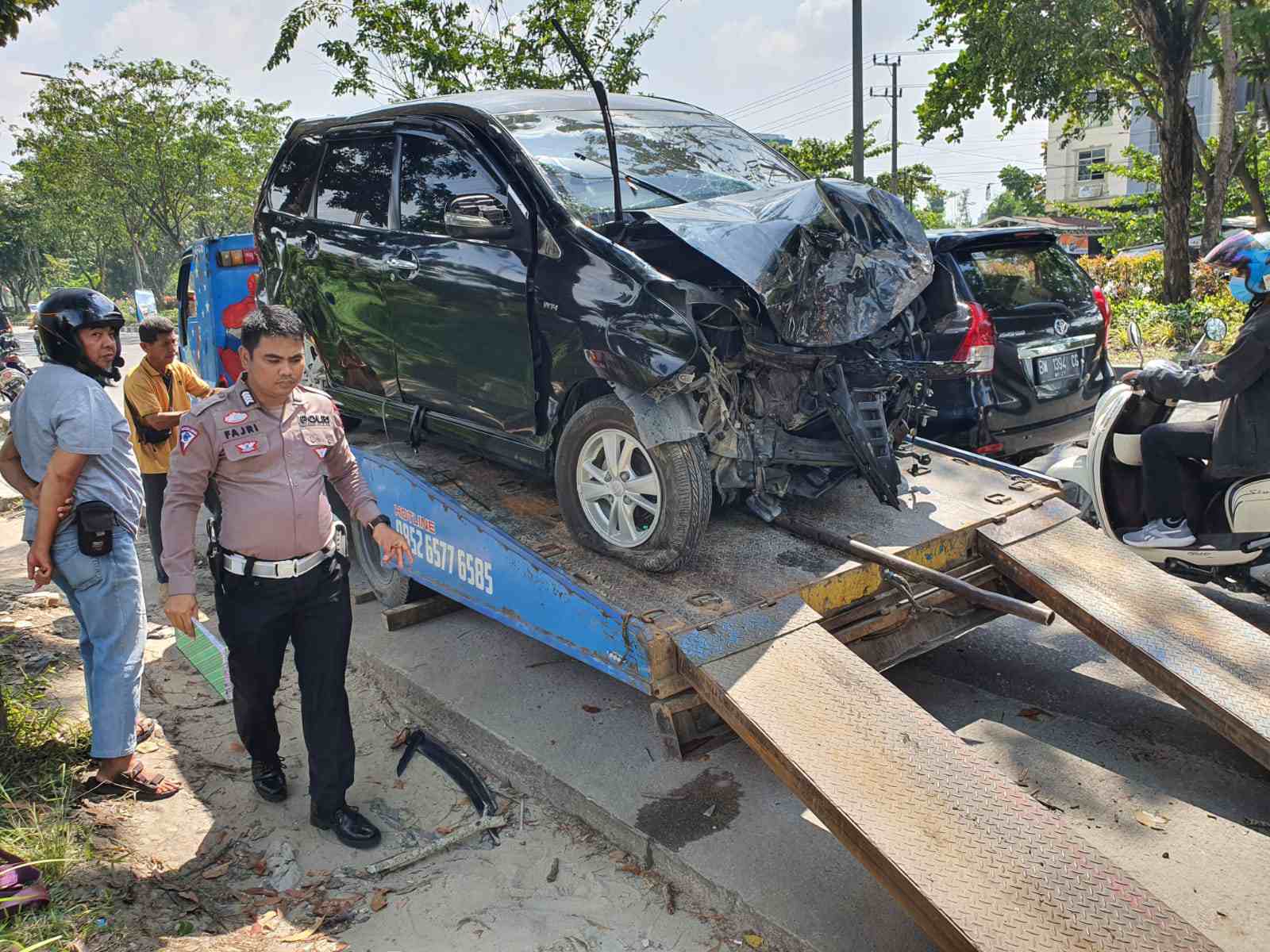 Hilang Kendali, Avanza Terguling Usai Tabrak Pohon