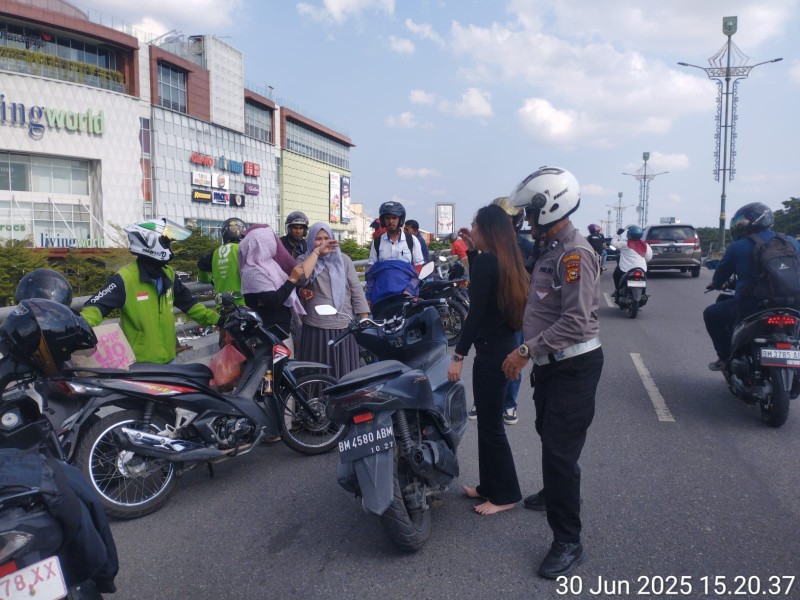 Polantas di Pekanbaru Gagalkan Percobaan Bunuh Diri Wanita dari Atas Flyover