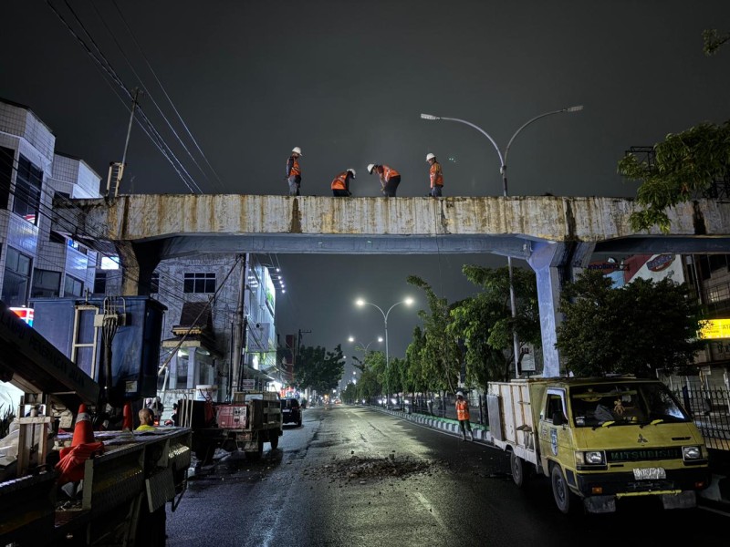 Tata Estetika, Pemko Pekanbaru Kembali Bongkar JPO di Tuanku Tambusai