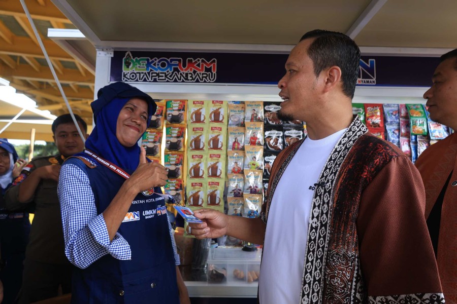 Tata UMKM di Kawasan Rumah Tuan Kadi, Wako Agung Serahkan Bantuan Gerobak Jualan ke Pedagang
