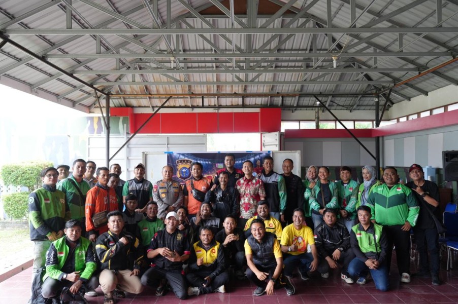 Meriah, Kapolda Riau Ajak Komunitas Ojol Nobar Piala Dunia 2026 di Mako Brimob Polda Riau
