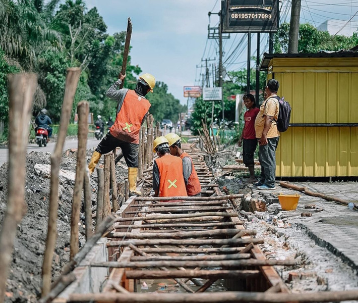 Telan Rp6 Miliar, Perbaikan Jalan Bangau Sakti Tahap Bangun Drainase