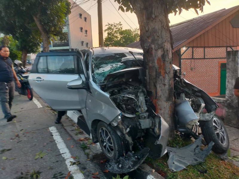 Hilang Kendali, Toyota Calya Ringsek Hantam Pohon di Sudirman Pekanbaru