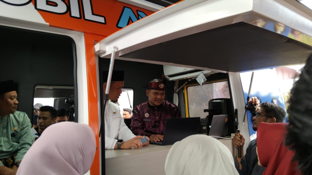 Wali Kota Pekanbaru Cetak KTP saat Peluncuran Mobil AMAN di Buki Raya