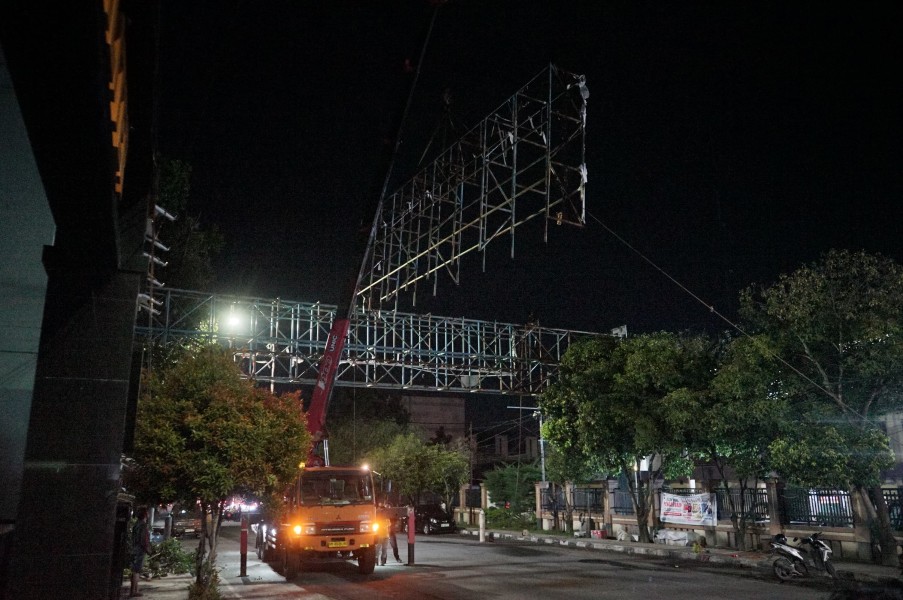 Pemko Pekanbaru Tertibkan Ratusan Tiang Reklame