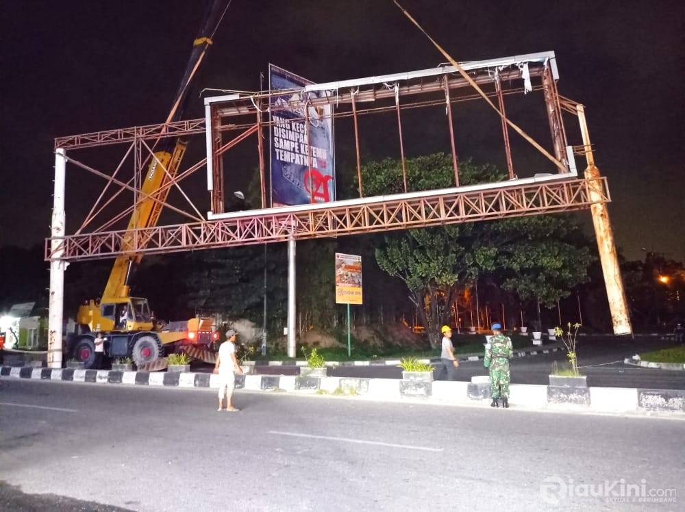 Lagi, 2 Bando Reklame Segera Dibongkar