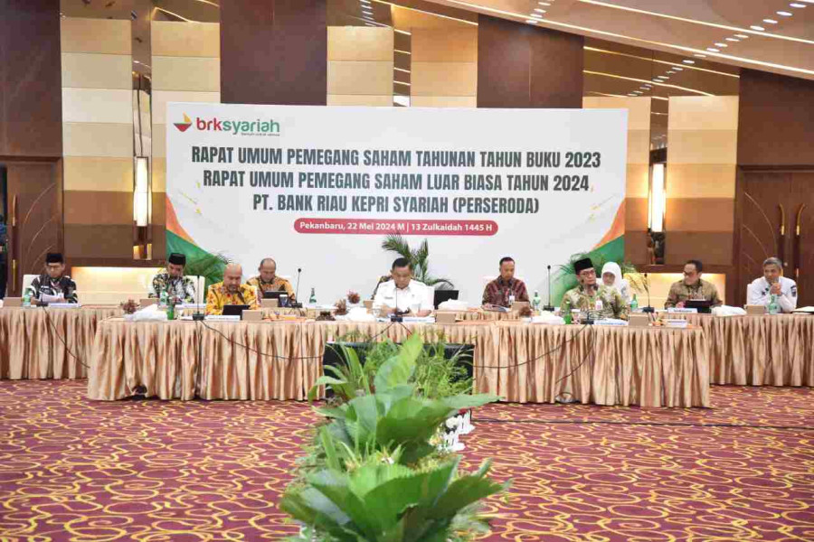 Pj Gubernur Riau Pimpin RUPS dan RUPSLB 2024 BRK Syariah