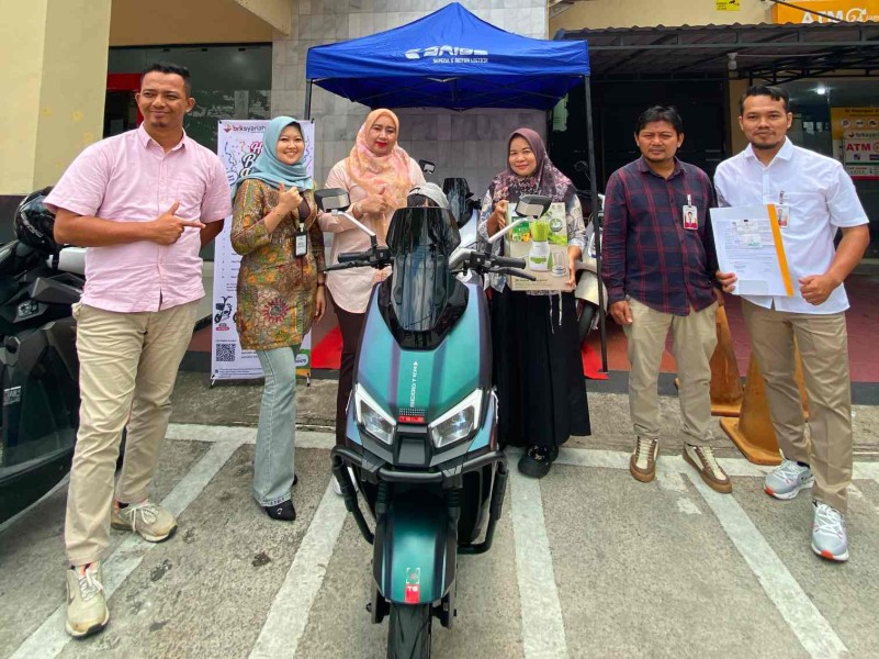 ASN di Bengkalis Bawa Pulang Sepeda Listrik dari Program Bedelau BRK Syariah
