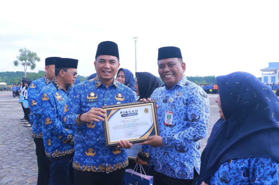 ASN Pemko Pekanbaru Masuki Purna Bakti, Wako Agung Berikan Penghargaan