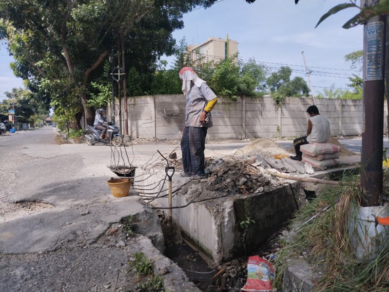 Usai Dirusak, Jembatan Drainase Jalan Letkol Hasan Basri Kembali Diperbaiki Kontraktor