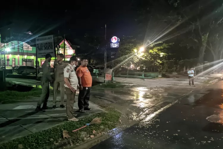 Tanah Timbun Berceceran di Jalan, Kadis LHK Tegur Pekerja