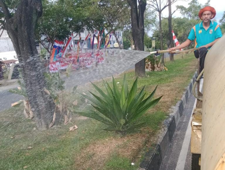DLHK Pekanbaru Tambah Jadwal Penyiraman Taman Jalan