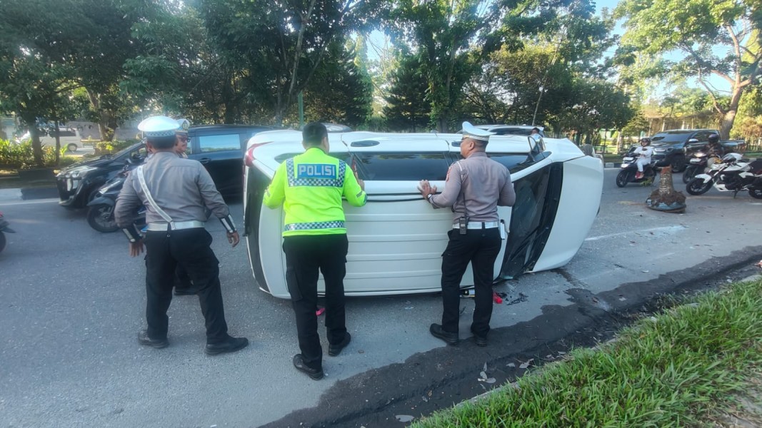 Diduga Ngantuk, Mobil ASN Terguling di Arifin Ahmad